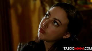 Отец-пасинок трахає свою падчерицю як вчитель, який покарає шлюху-школярку