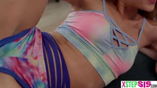 קליינטשיק שריט שוועסטער און איר ענג פרייַנד האט stepbro באַקומען אַ אומגעריכט באָנער פֿאַר זיי