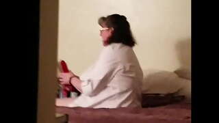 жирный вибратор длиной 12 дюймов заставляет жену очень сильно оргазмировать