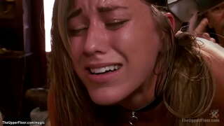 Δεμένα μελαχρινή σκλάβου, με τα εσώρουχα Rilynn Ραε squating για δονητής σε ένα ραβδί και δομένος δύο τσούλες, στη συνέχεια, με τον Casey Calvert πρωκτικό πατήσαμε στο bdsm πάρτυ στον Επάνω Όροφο