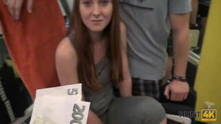 HUNT4K. Κερατάς για μετρητά επιτρέπει κυνηγός να γαμήσω του GF στο άδειο γυμναστήριο