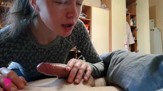 Angerddol blowjob flêr o petite harddwch gyda cum in mouth