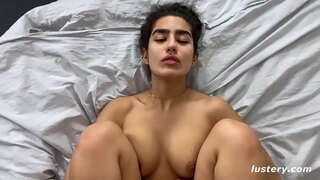 Pinning Suku Nya Leuwih Sirah Nya Pikeun Deeper Penetrasi