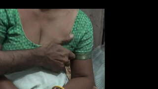 Žingsnis mama su savo raguotas sūnus dalintis viena lova