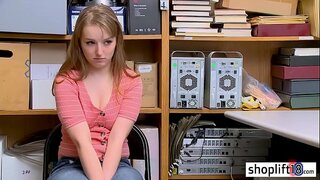 Кайнар яшь кыз-воровка трахается белән коррумпированным полицейским