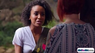 Redhead atea irekitzen du eta ikusten du bere ebony gf mozorrotuta gisa girl scout.Gonbidatzen zuen bere eta musukatzen hasten dira.Ondoren, bere black gf sucked bere amilotxak on shes pussy jan.Girl scout facesits bere arte zuen cums.Mugitu dute bat sartu 69er lick eta igurtzi