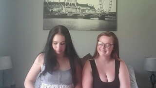 ���ोटे बनाम बड़े स्तन धूम्रपान सिगरेट