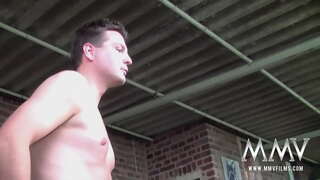 Pelirroja sanger di nètnan Nicolas S mustrando nan grandi direktor, cuando dos polis i ta risibí facilita di río